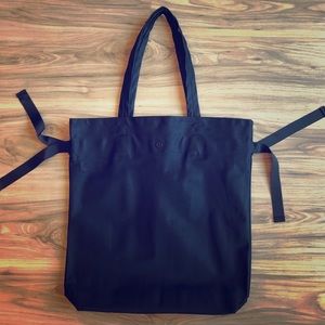 Lululemon Easy As Sunday Tote 19L ~ Black